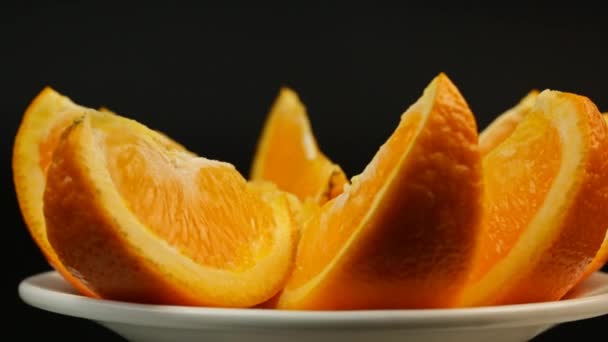 Świeża Pomarańcza Białym Talerzu Obracać Się Czarnym Tle — Wideo stockowe