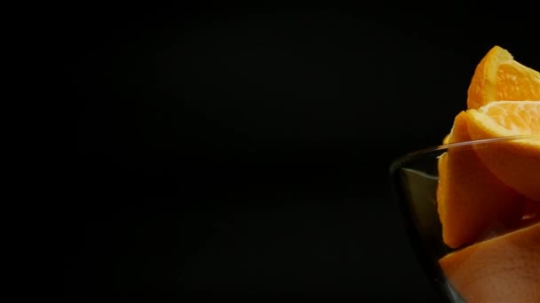 Сладкий Апельсин Десерта Черном Фоне Вращается Стеклянной Пластине Правой Стороны — стоковое видео