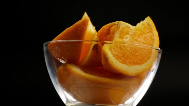 Süße Orange Zum Dessert Rotiert Einem Tiefen Glasteller Auf Schwarzem — Stockvideo