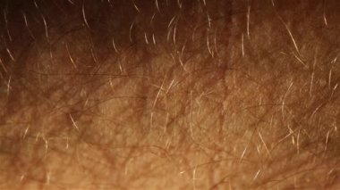 Bir adam derisine çok yakın bir parmağa dokunur.