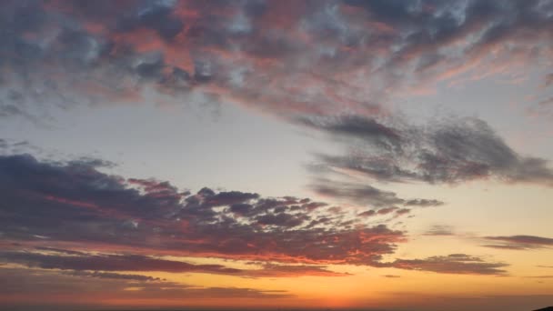 Schöner Goldener Sonnenaufgang Mit Wolken Meer — Stockvideo
