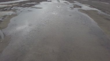 Sonbaharda suyun üzerinde uçmak