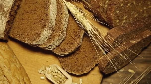 附近的一个古色古香的褐色表面 有几卷新鲜面包和一小小穗小麦 — 图库视频影像