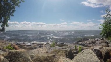 Sahilde deniz kenarında taşlar var.