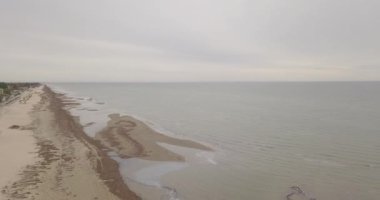 Sonbaharda ıssız bir sahilde uçmak