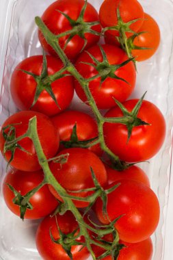 Beyaz arkaplanda salata için kırmızı kiraz domatesleri