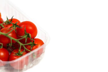 Beyaz arkaplanda salata için kırmızı kiraz domatesleri