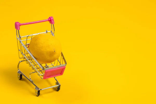 Limón Amarillo Carrito Compras Sobre Fondo Amarillo Carrito Compras — Foto de Stock
