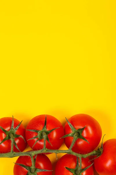 Sarı Arka Planda Salata Için Kırmızı Vişneli Domates — Stok fotoğraf