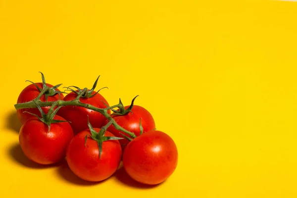 Tomates Cereja Vermelhos Salada Fundo Amarelo — Fotografia de Stock