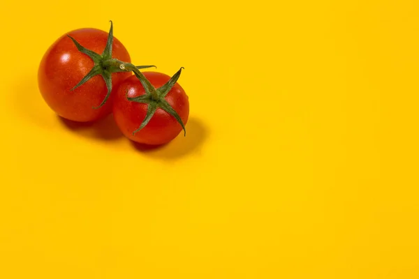 Sarı Arka Planda Salata Için Kırmızı Vişneli Domates — Stok fotoğraf