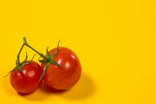 Tomates Cereja Vermelhos Salada Fundo Amarelo — Fotografia de Stock