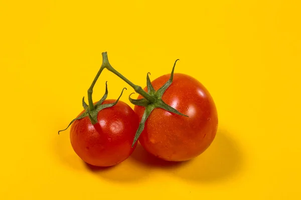 Tomates Cereja Vermelhos Salada Fundo Amarelo — Fotografia de Stock