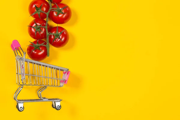 Tomates Cherry Carrito Compras Sobre Fondo Amarillo — Foto de Stock