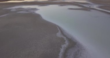 Akşamları kuru bir tuz gölünün üzerinde uçuyorum.