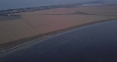 Çok yüksek bir yerden akşam küçük bir şehre bak.