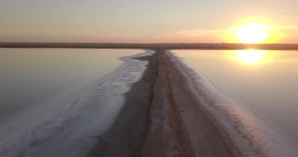 Vol Dessus Rive Étroite Deux Lacs Coucher Soleil — Video