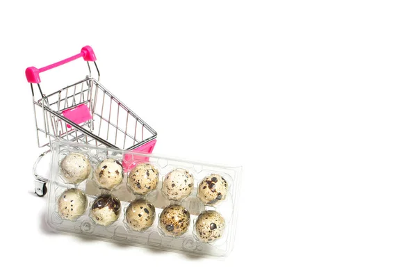 Μικρά Αυγά Ορτυκιού Ένα Καροτσάκι Αγορών Λευκό Φόντο Υγιεινή Διατροφή — Φωτογραφία Αρχείου