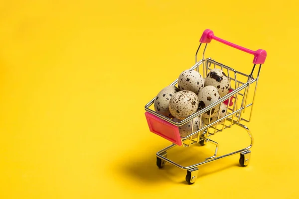 Kleine Kwarteleitjes Een Winkelwagen Een Gele Achtergrond Gezond Eten — Stockfoto