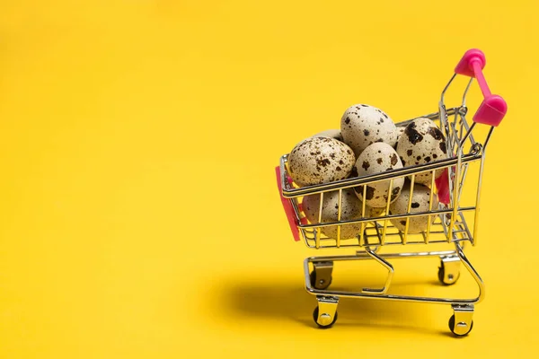 Kleine Kwarteleitjes Een Winkelwagen Een Gele Achtergrond Gezond Eten — Stockfoto