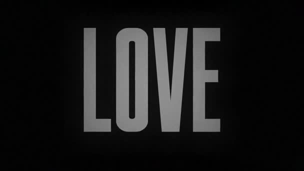 Das Wort Liebe Brennt Asche Auf Schwarzem Hintergrund Jahrgang Feuer — Stockvideo