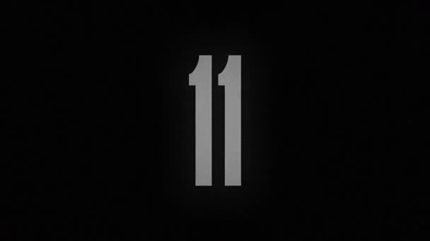 11号在黑色背景下烧成灰烬 — 图库视频影像