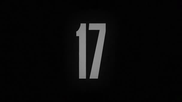 数字17被烧毁 在黑色背景下变成灰烬 — 图库视频影像