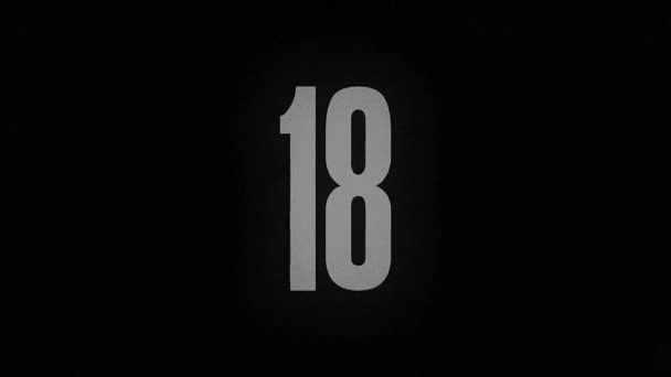 数字18在黑色背景下燃烧成灰烬 — 图库视频影像