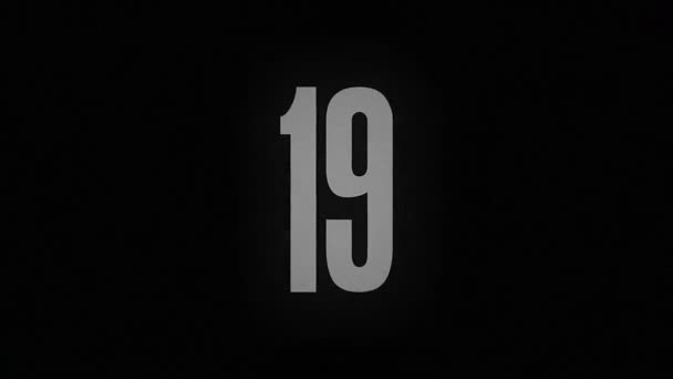 数字19被烧毁 在黑色背景下变成灰烬 — 图库视频影像