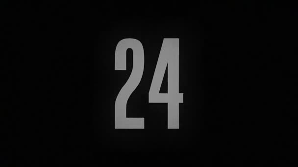 24号在黑色背景下烧成灰烬 — 图库视频影像