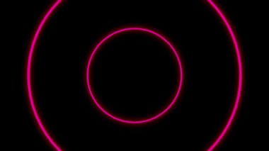 Neon pembe halkalar siyah arkaplanda büyür