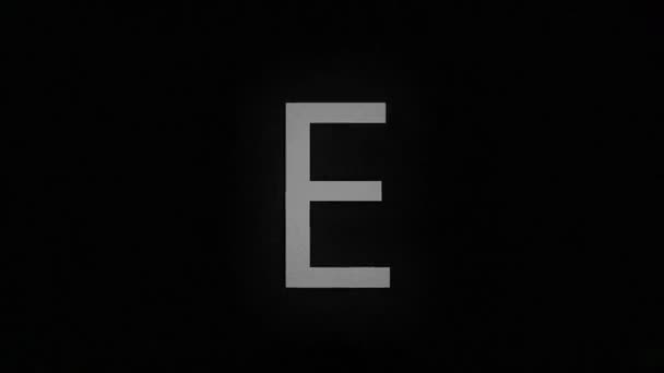 字母E在黑色的背景上燃烧着 字母E在燃烧着 — 图库视频影像