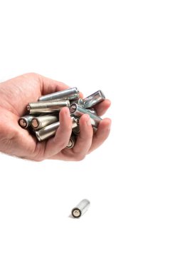 Beyaz arka plandaki piller, ekoloji, pillerden gelen enerji.