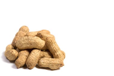 Beyaz arka planda kabuklu fıstıklar, sağlıklı yiyecekler