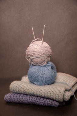 İplikle örgü iğneleri. Örgü örüyorum. İp yumakları. Örgü iğnesi.