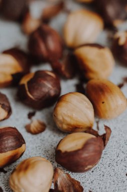  fındık ve kakao tozu gri arkaplanda