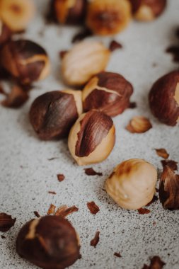  fındık ve kakao tozu gri arkaplanda