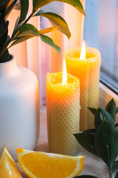 Gelbe Bienenwachskerzen Neben Dem Fenster Feuerschein Weiße Vase — Stockfoto