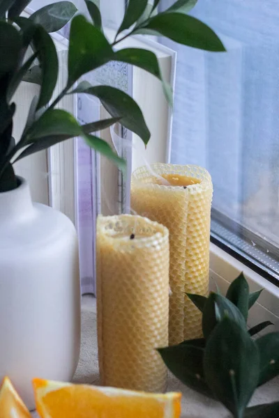 Желтые Пчелиные Восковые Свечи Окна Камин Белая Ваза — стоковое фото