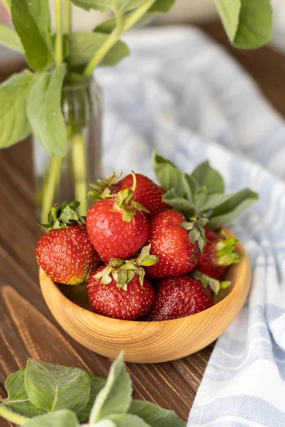 Strawberries Wood Plate Summer Life — Stock Photo, Image