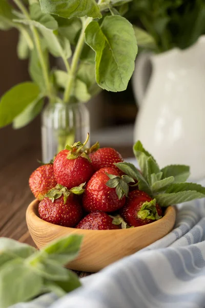 Strawberries Wood Plate Summer Life — Stock Photo, Image