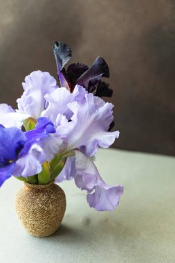 Masadaki vazoda leylak süsen çiçekleri