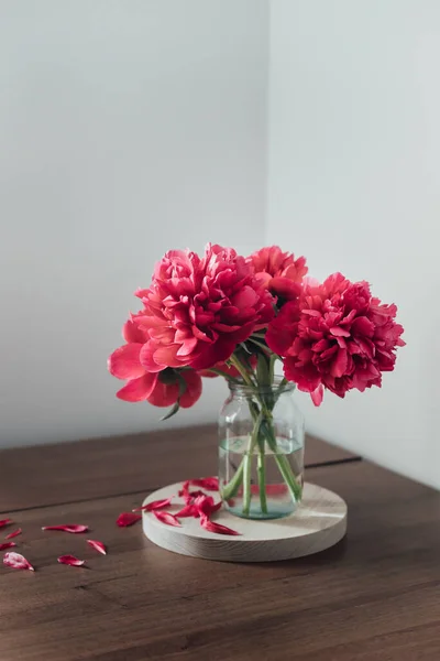 Red Peonies Vase Wooden Table — Stock Photo, Image