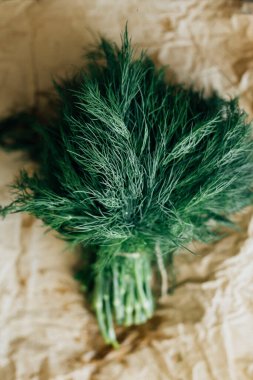 Masanın üzerine taze maydanoz