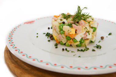 Geleneksel Rus salatası Olivier, beyaz üzerine izole edilmiş.