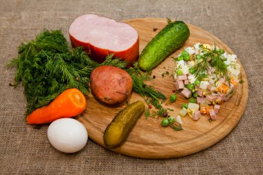 Geleneksel Rus salatası Olivier, beyaz üzerine izole edilmiş.