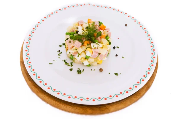 Русский традиционный салат Оливье, изолированный на белом — стоковое фото