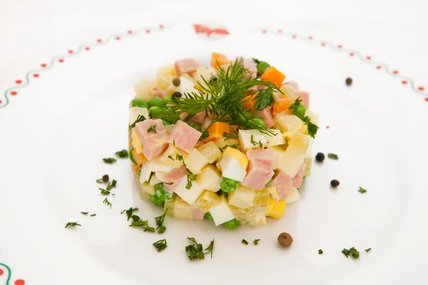 Salada tradicional russa Olivier, isolada em branco — Fotografia de Stock