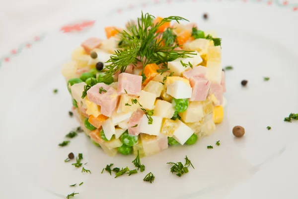 Salada tradicional russa Olivier, isolada em branco — Fotografia de Stock