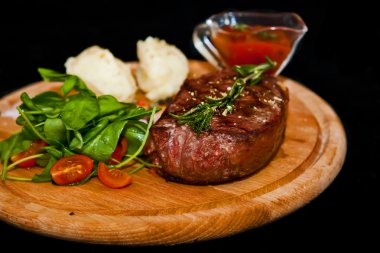 patates, salata ve ketçap ızgara biftek